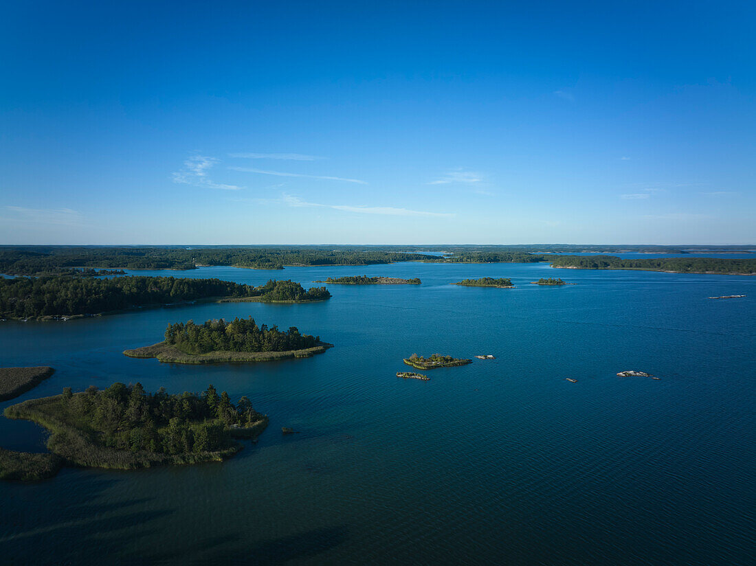 Blick auf kleine Inseln im See