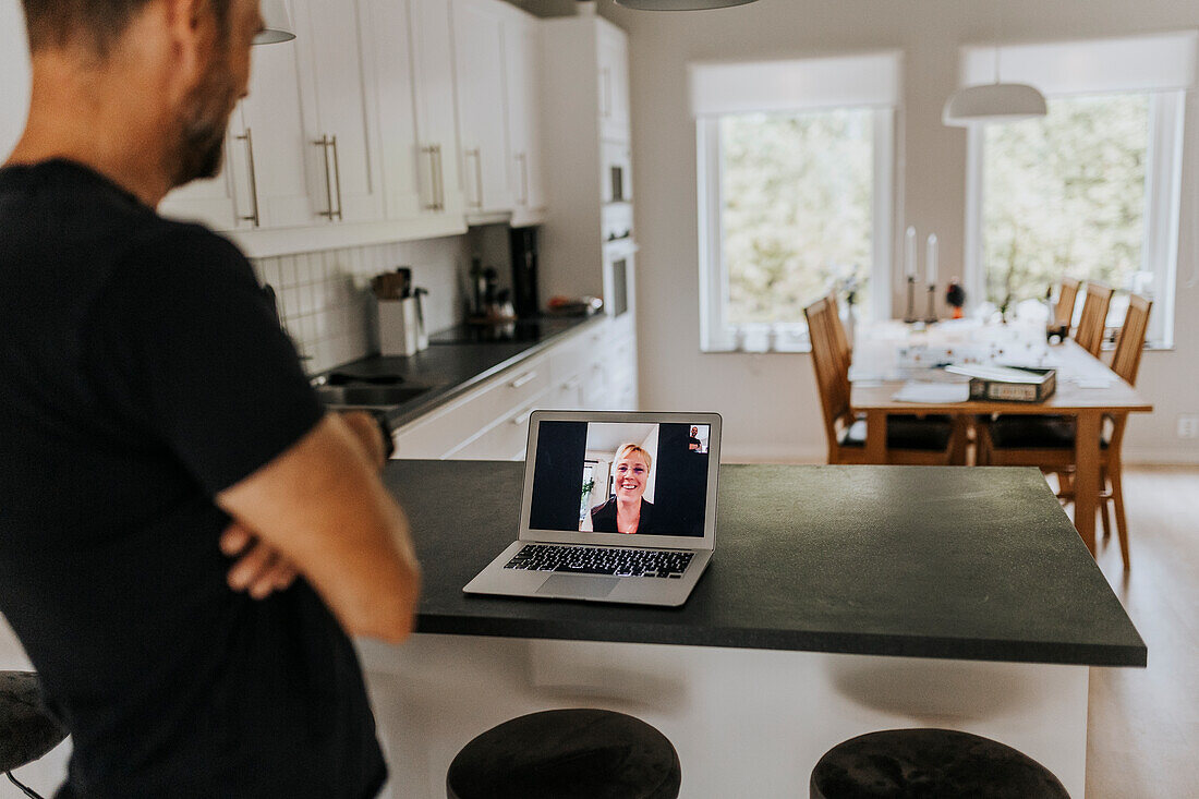 Mann führt Videogespräch