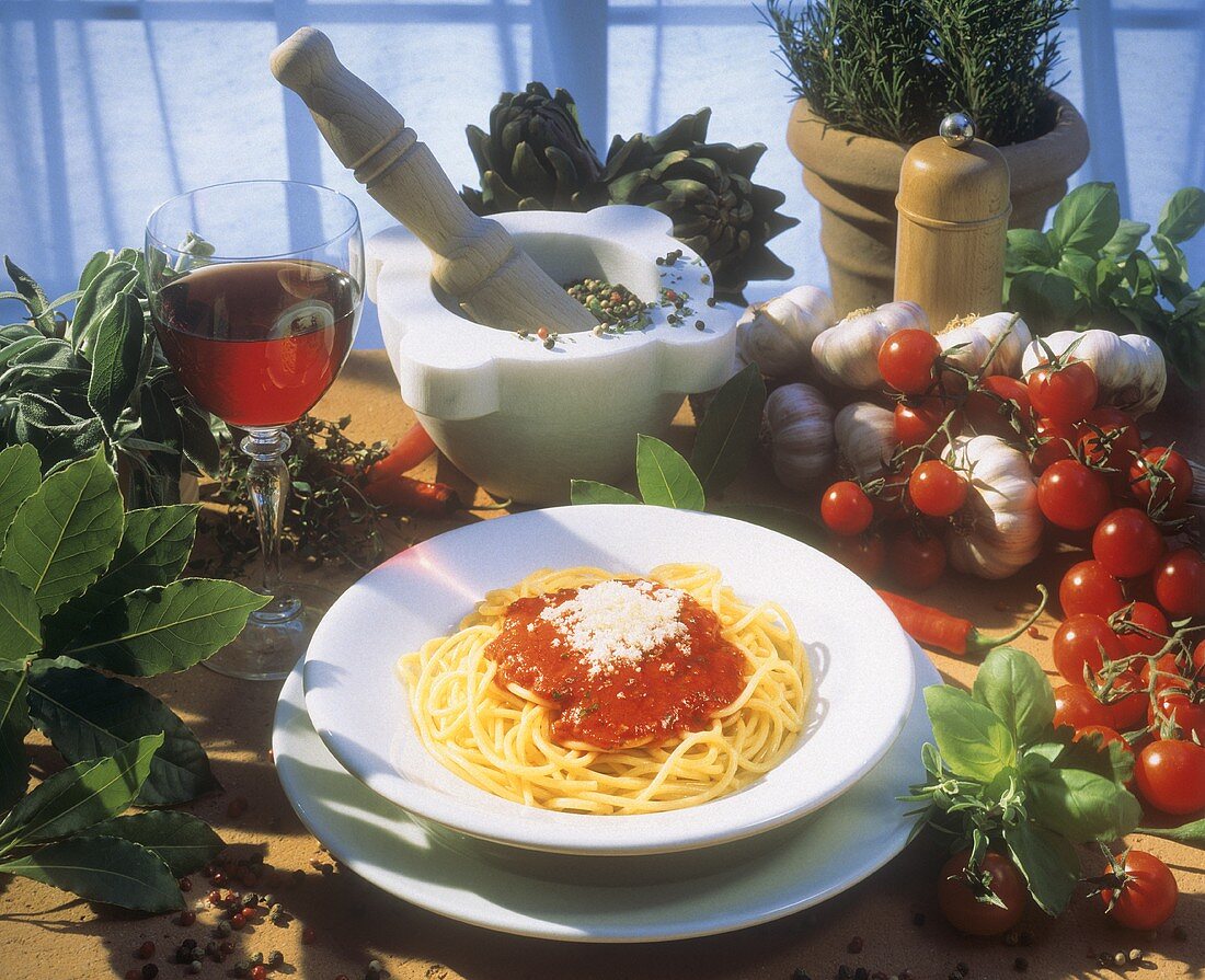 Tomaten-Kräuter-Stillleben und Spaghetti mit Tomatensauce
