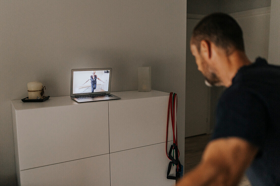 Mann beobachtet Fitnesstraining