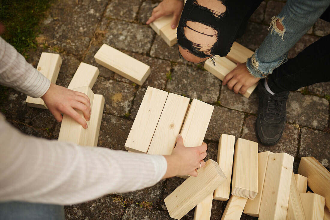 Menschen spielen Riesen-Jenga