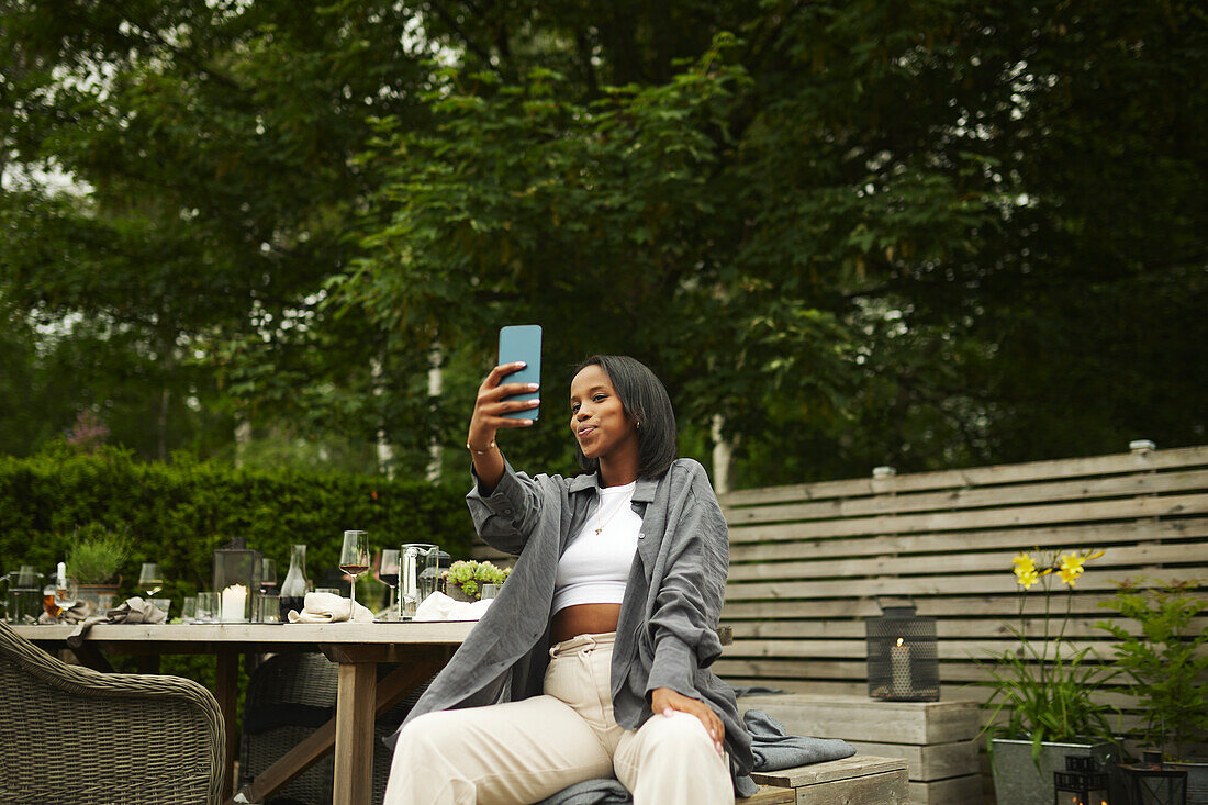 Frau im Garten beim Selfie machen