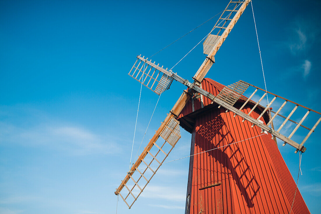 Niedriger Blickwinkel auf Windmühle vor blauem Himmel