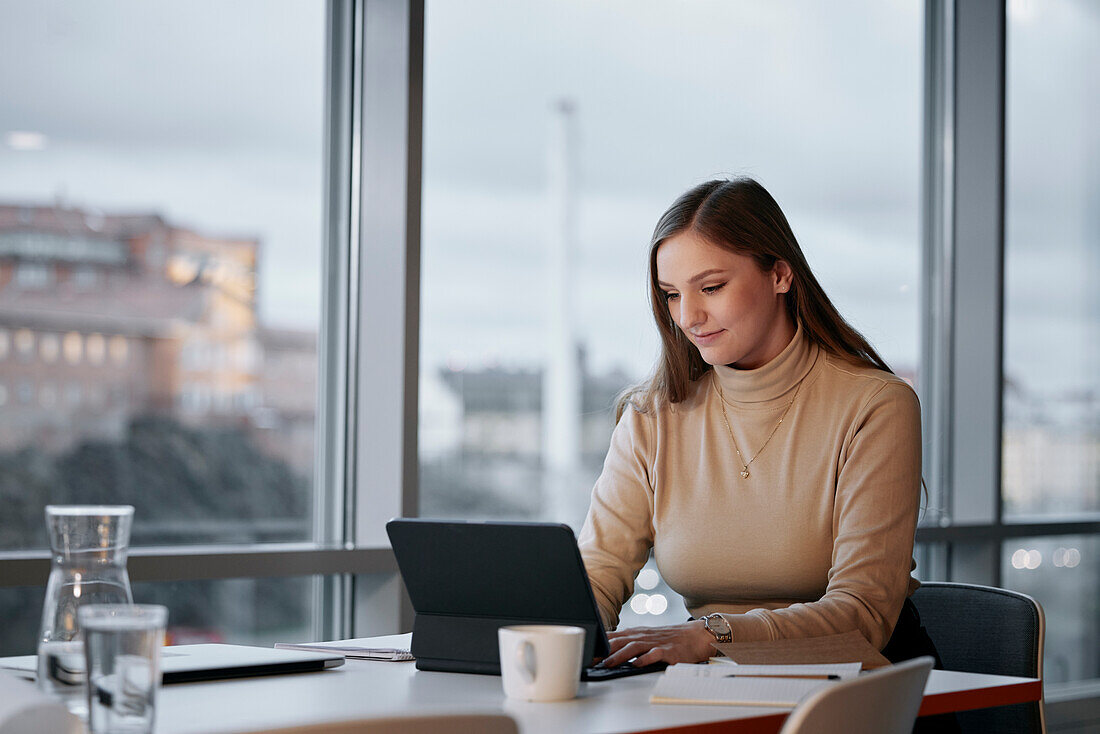 Geschäftsfrau mit Tablet im Büro