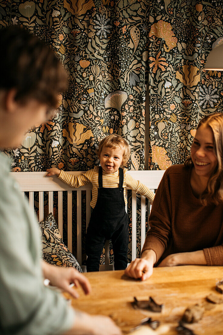 Familie mit Sohn beim Plätzchenbacken zu Hause