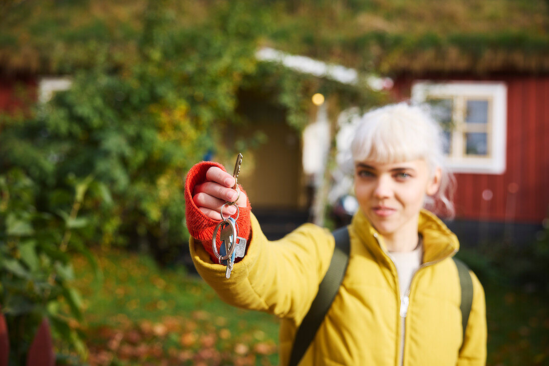Lächelnde Frau mit Hausschlüssel