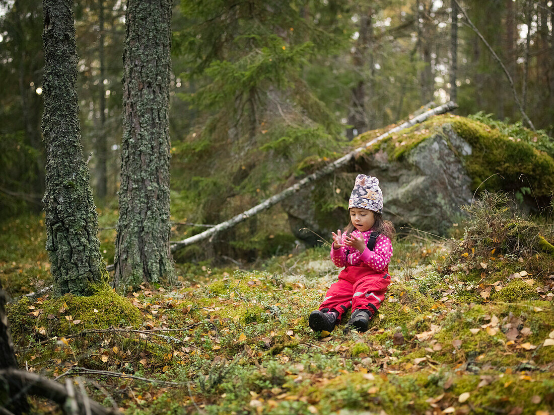 Kleines Mädchen spielt im Wald