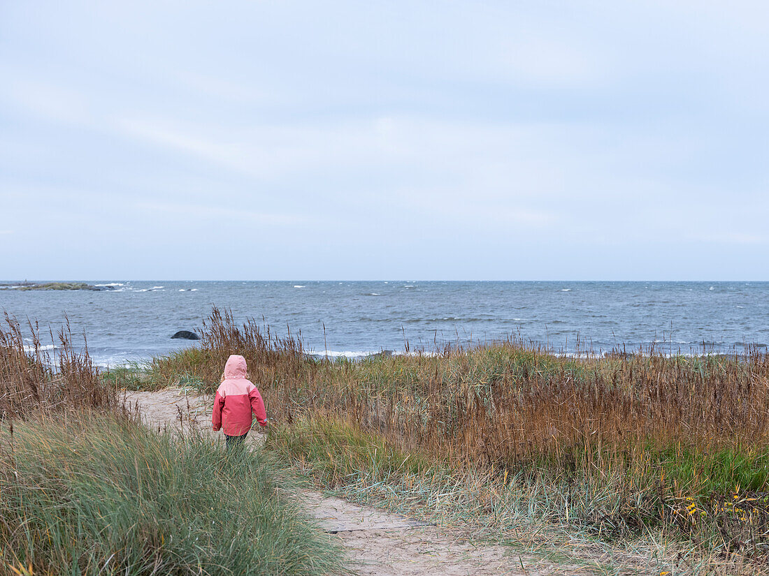 Mädchen geht auf das Meer zu