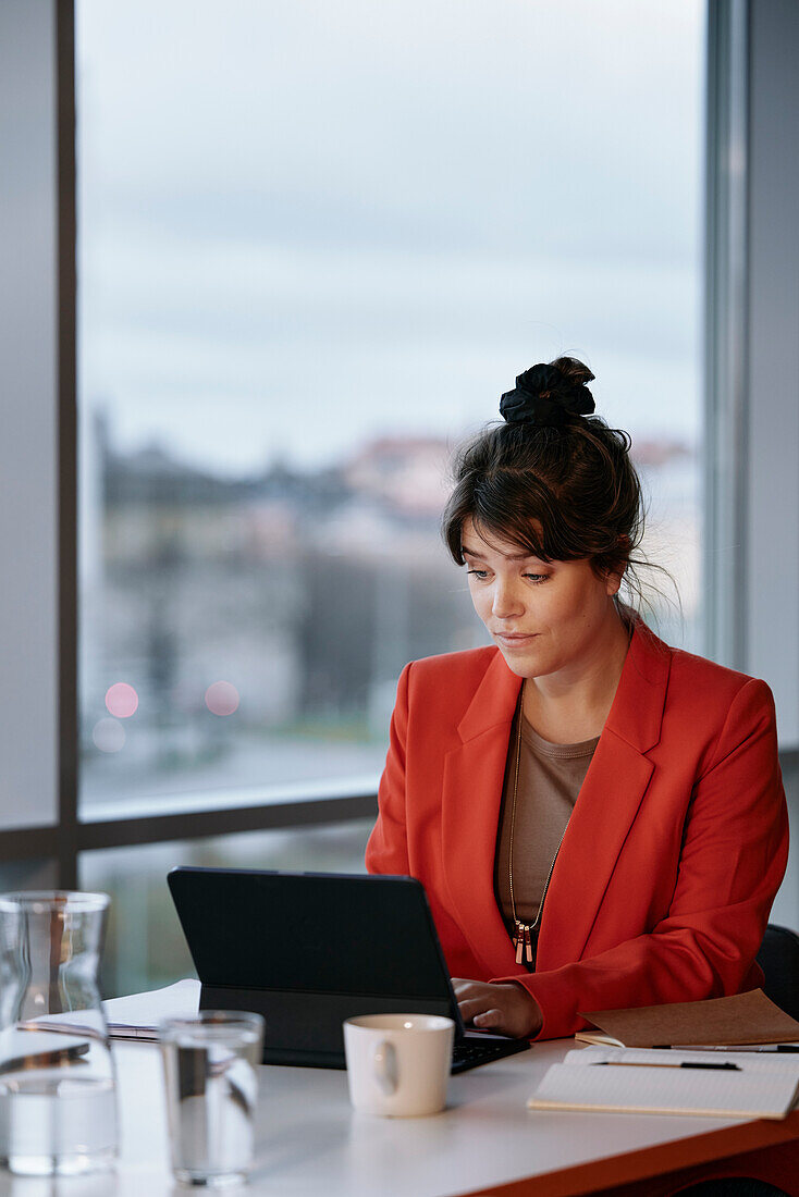 Geschäftsfrau mit Tablet im Büro