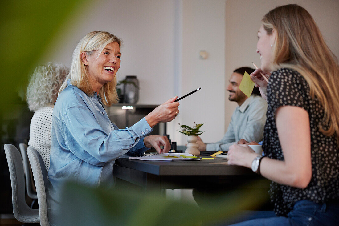 Lächelnde Frauen während eines Geschäftstreffens