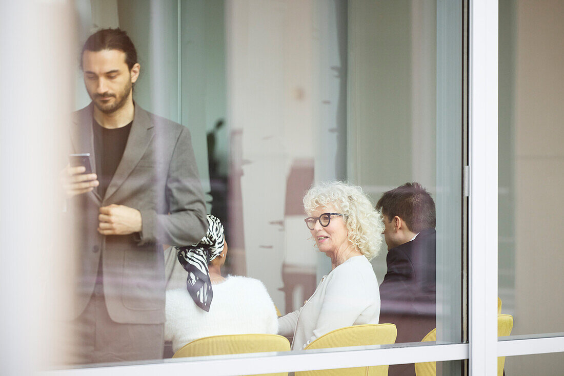 Geschäftsleute mit Meeting im Büro