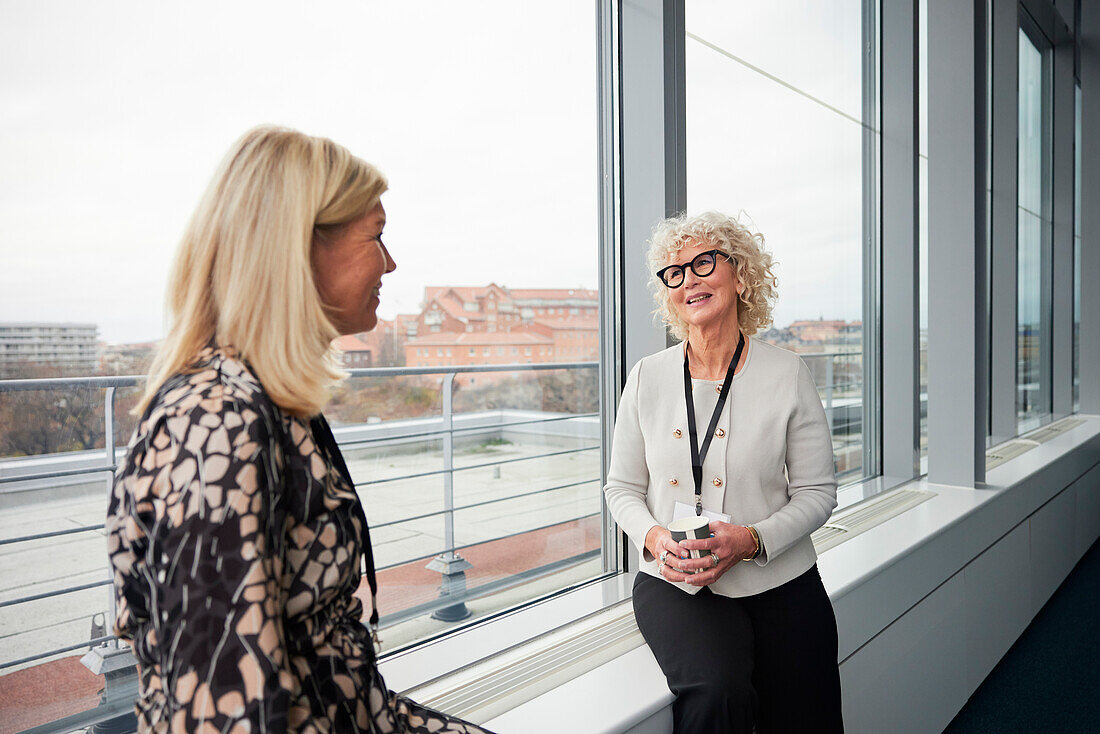 Geschäftsfrauen unterhalten sich in der Kaffeepause im Büro