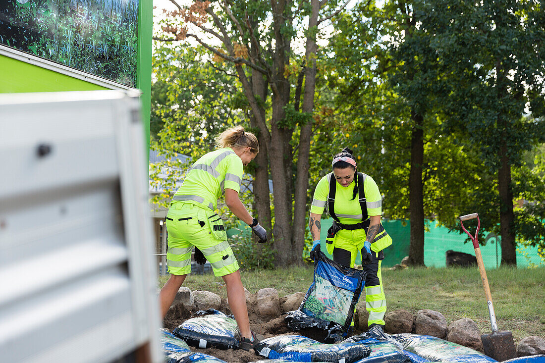 Arbeiterinnen bei Landschaftsbauarbeiten