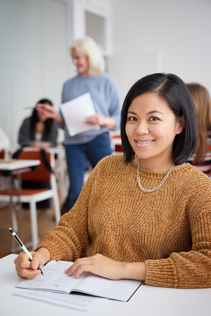 Porträt einer lächelnden Frau in der Klasse