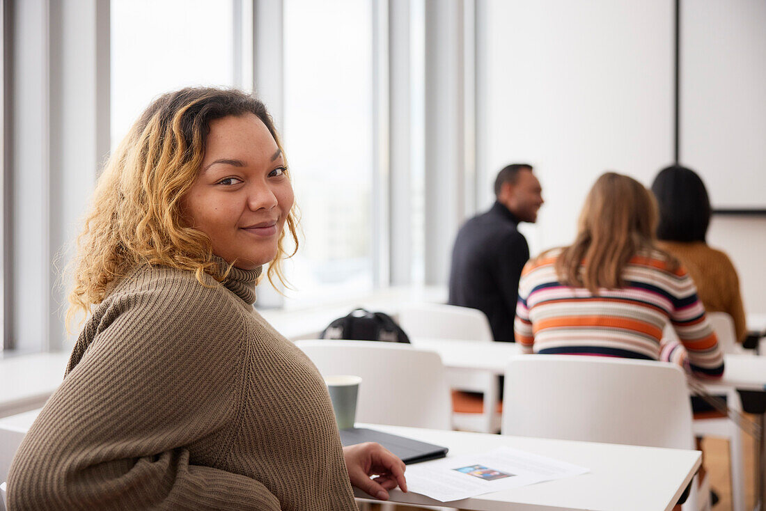 Porträt einer lächelnden Frau in der Klasse