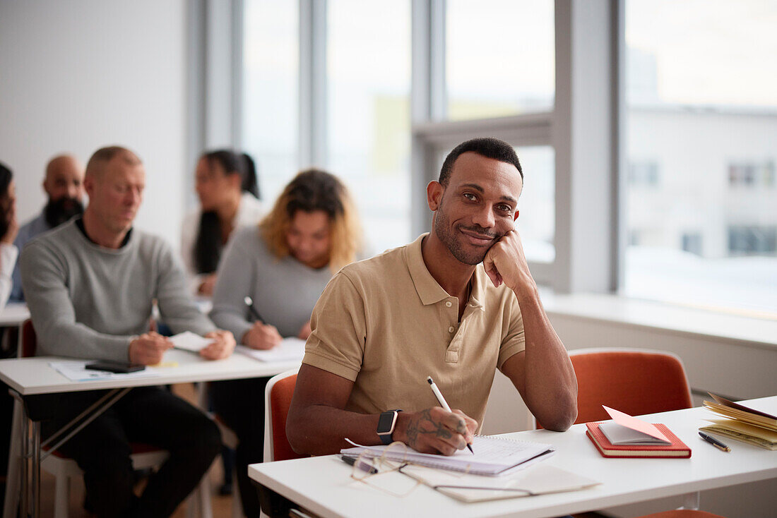 Porträt eines mittelgroßen Mannes in der Klasse