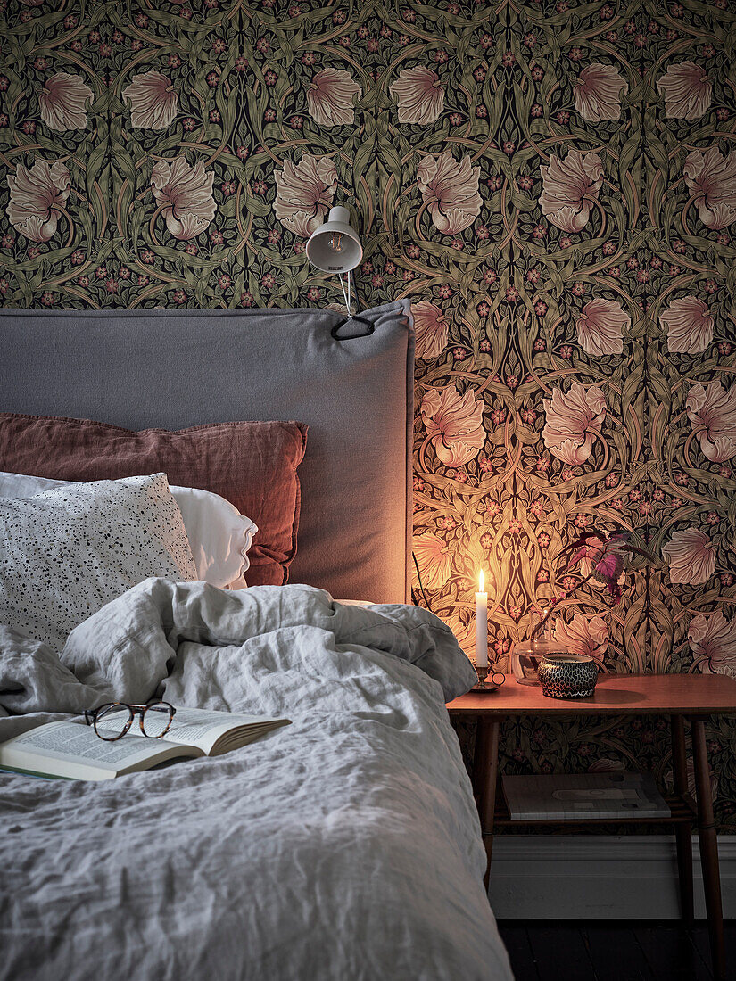 Blick auf das Bett im Schlafzimmer