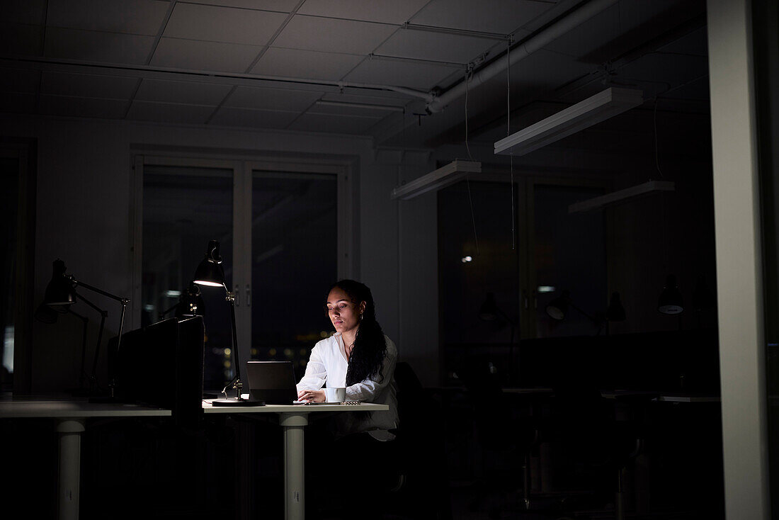 Frau mit Überstunden im Büro