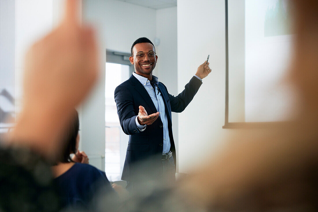 Geschäftsmann präsentiert vor Kollegen während eines Meetings