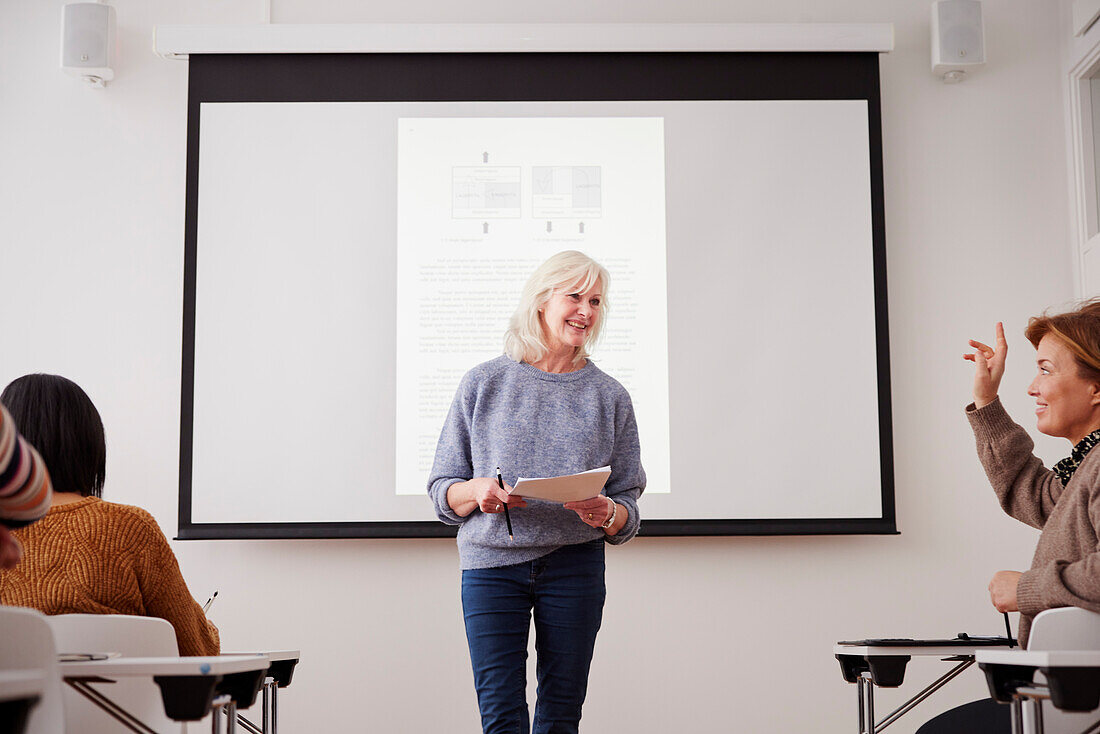 Frau hält einen Vortrag im Seminar