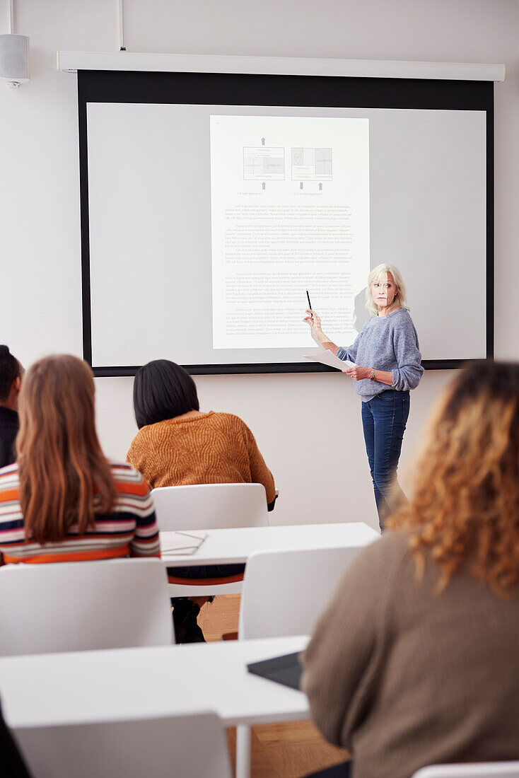 Frau hält einen Vortrag im Seminar