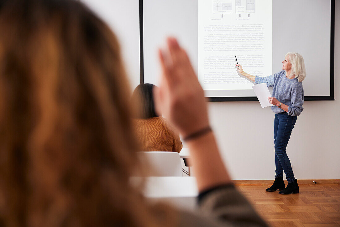 Frau hält Präsentation im Seminar