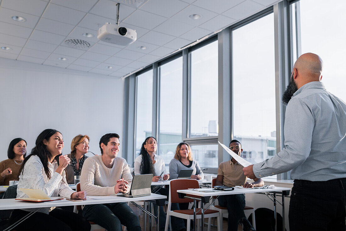 Mann hält einen Vortrag im Seminar