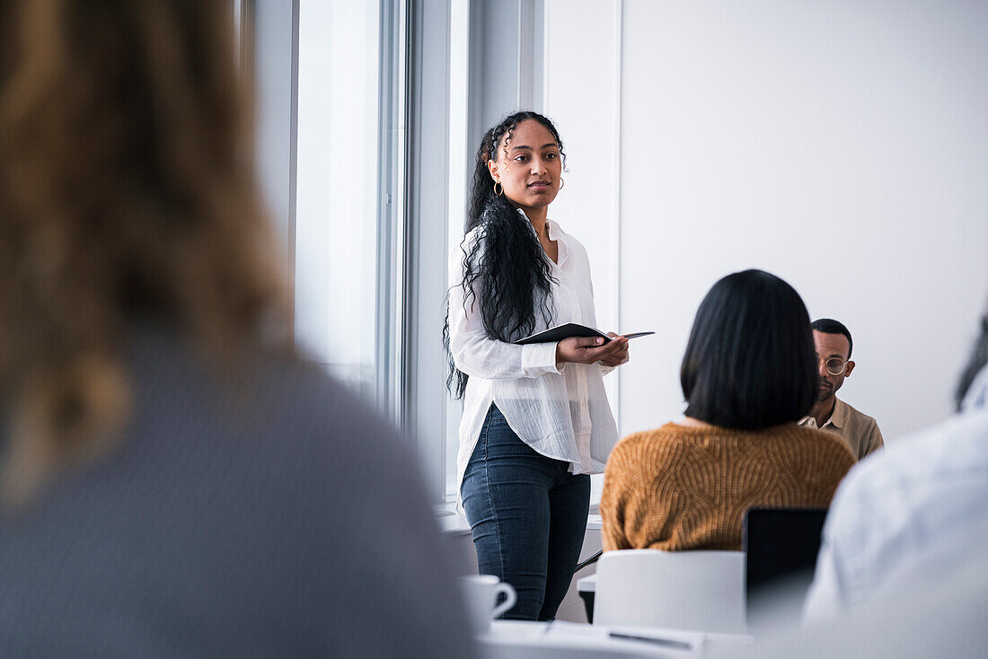 Frau hält Vortrag im Seminar