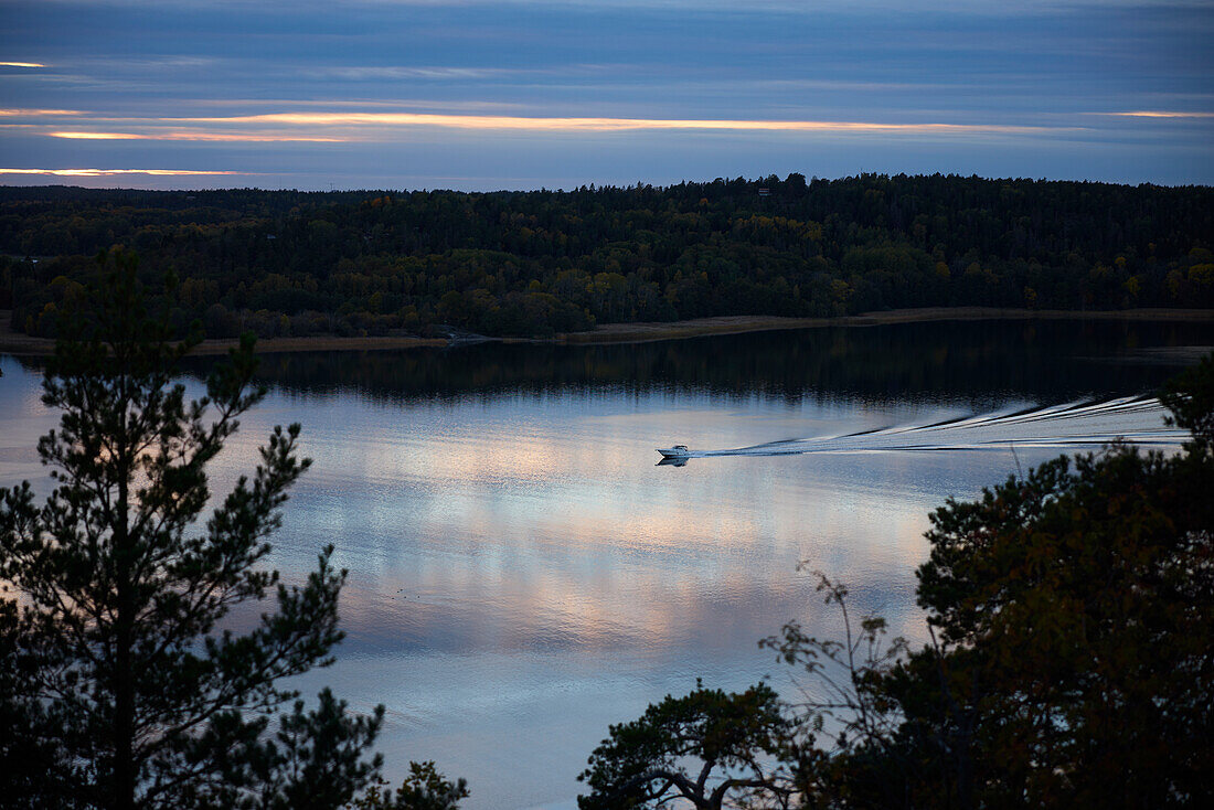 Blick auf den See in der Abenddämmerung