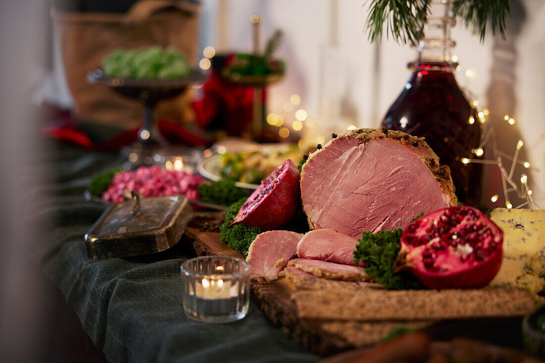 Weihnachtsessen und -dekoration auf dem Tisch