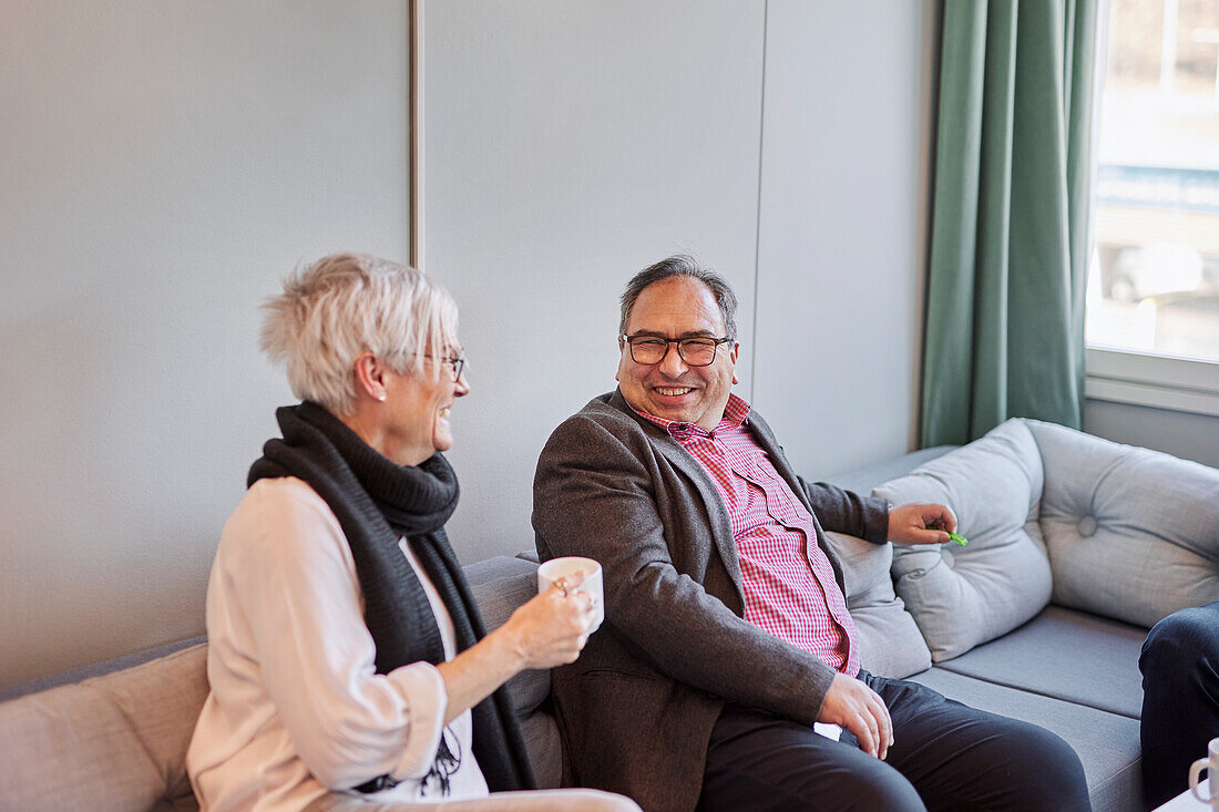 Mann und Frau unterhalten sich in der Kaffeepause