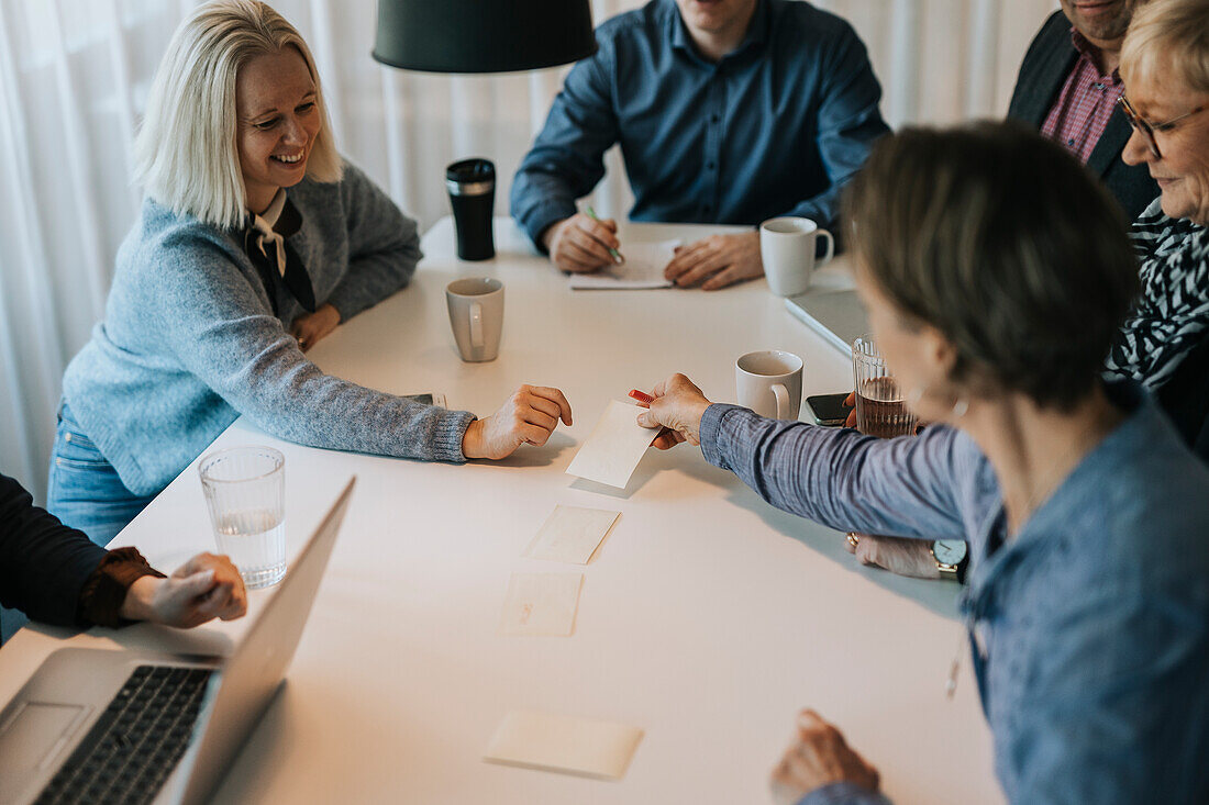 Lächelnde Frauen während eines Meetings im Büro