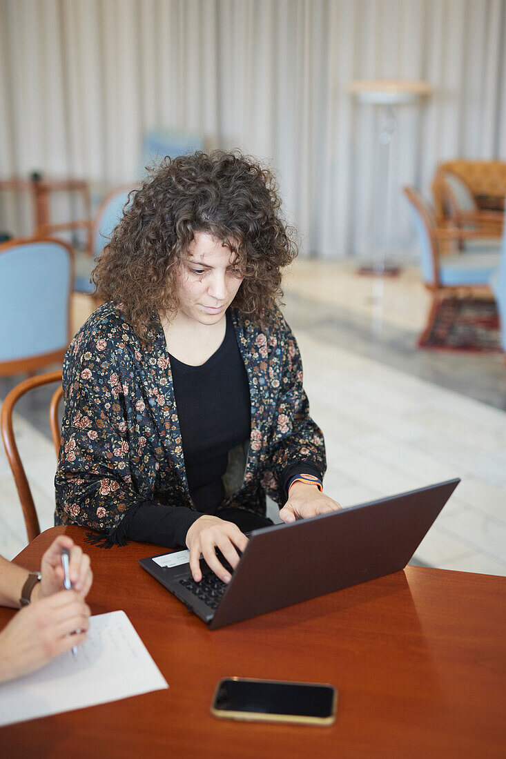 Frau mit Laptop im Büro