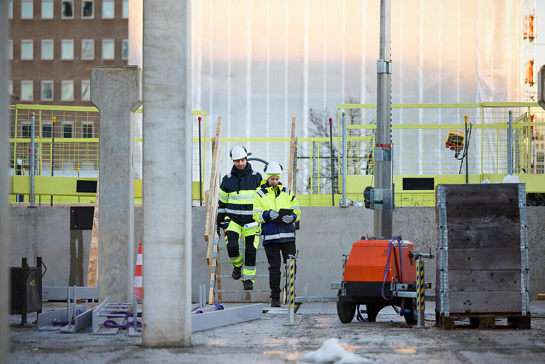 Bauingenieure bei der Arbeit auf der Baustelle