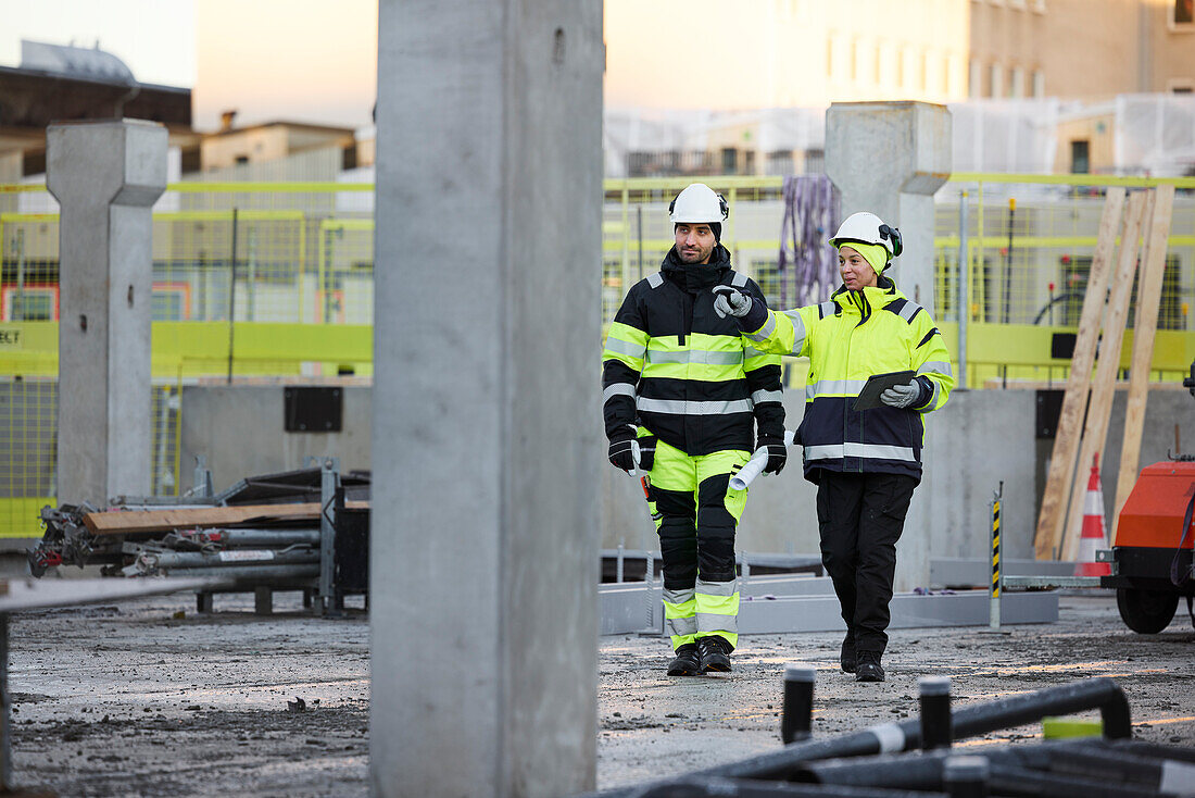 Bauingenieure bei der Arbeit auf der Baustelle