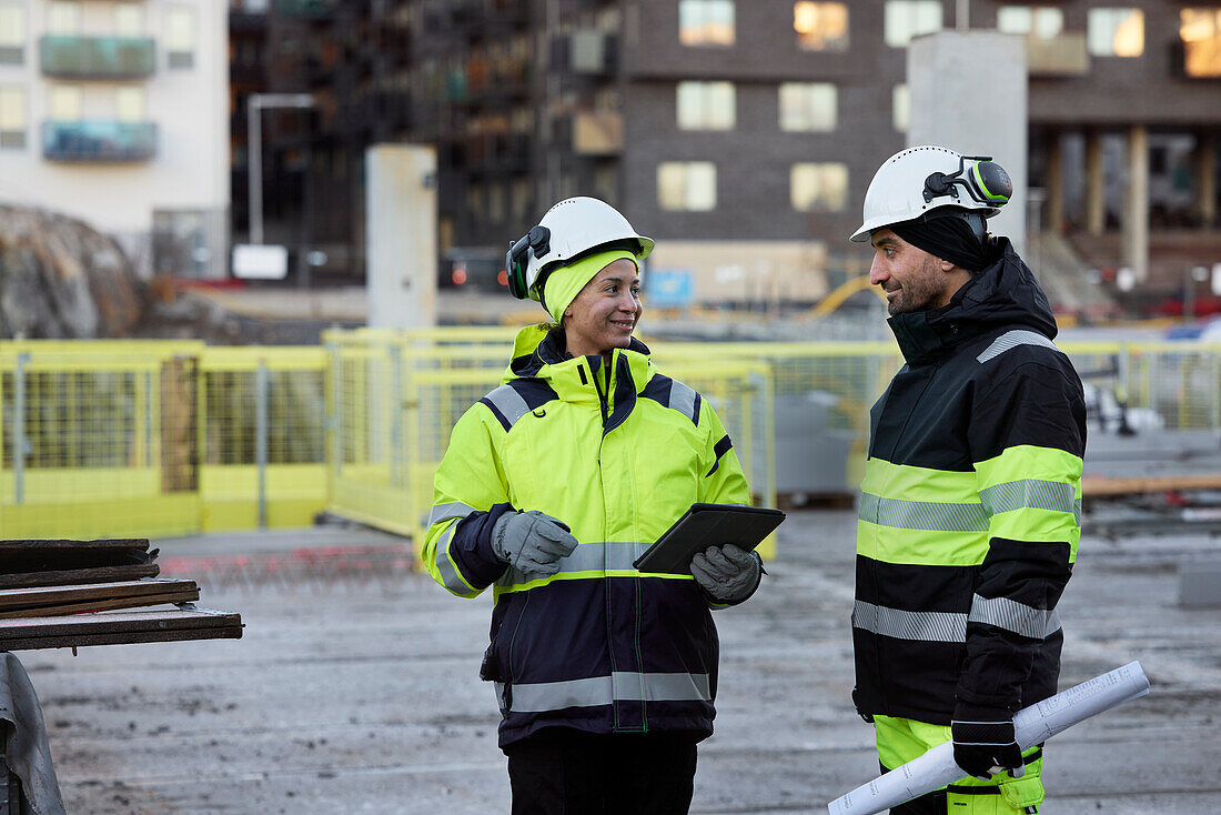 Bauingenieure bei der Arbeit auf der Baustelle