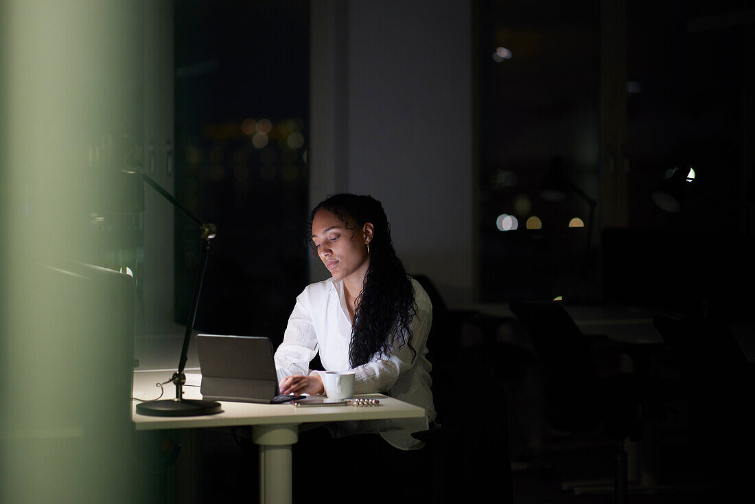 Frau mit Überstunden im Büro