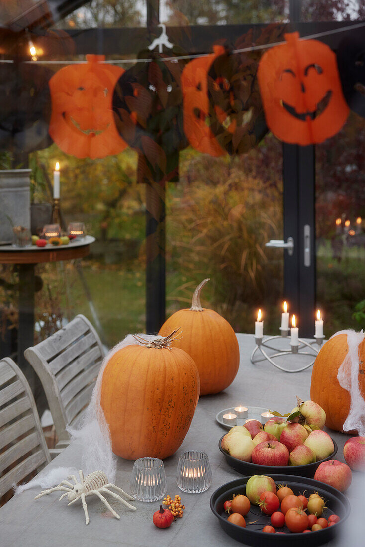 Für die Halloween-Party geschmückter Tisch