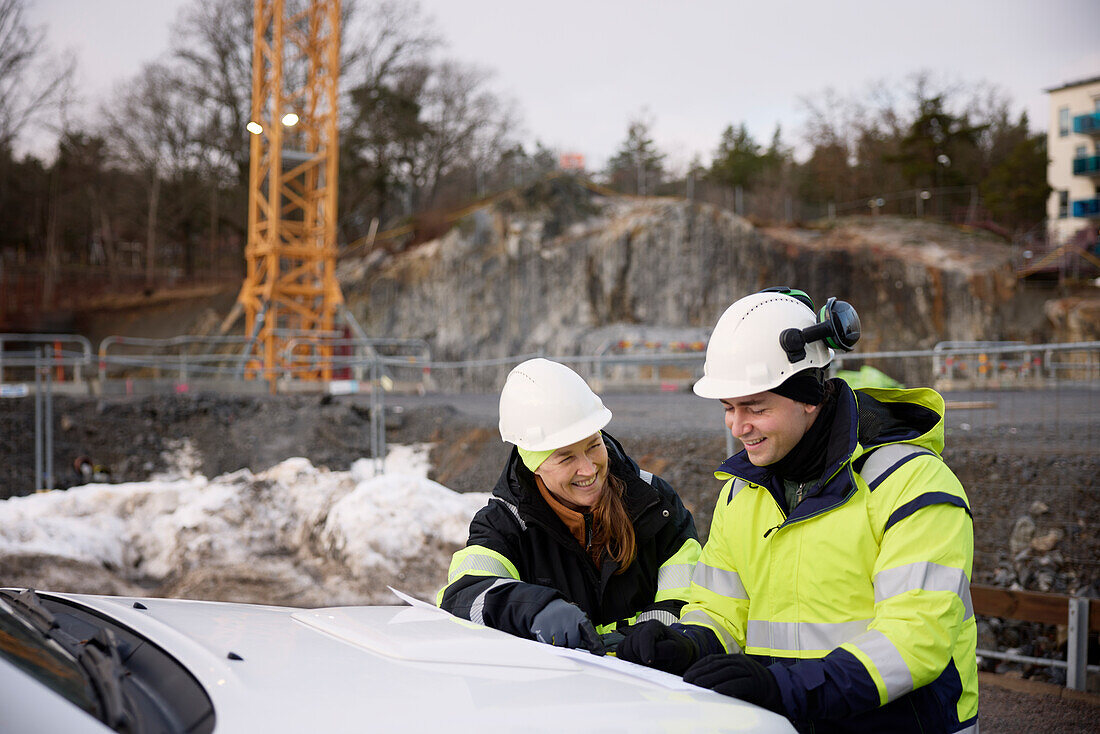 Ingenieure sprechen auf der Baustelle