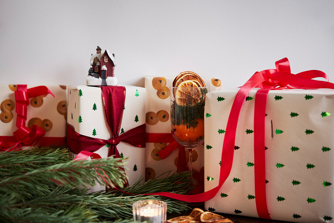 Eingepackte Weihnachtsgeschenke und Weihnachtsschmuck