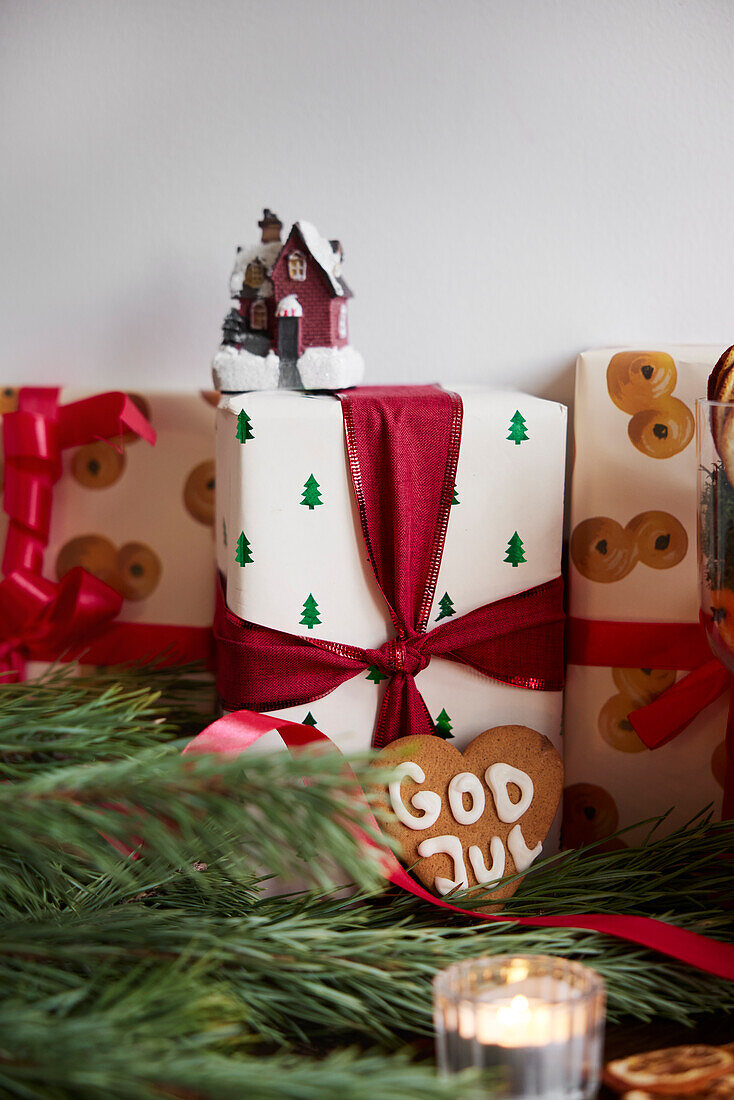 Eingepackte Weihnachtsgeschenke und Weihnachtsschmuck