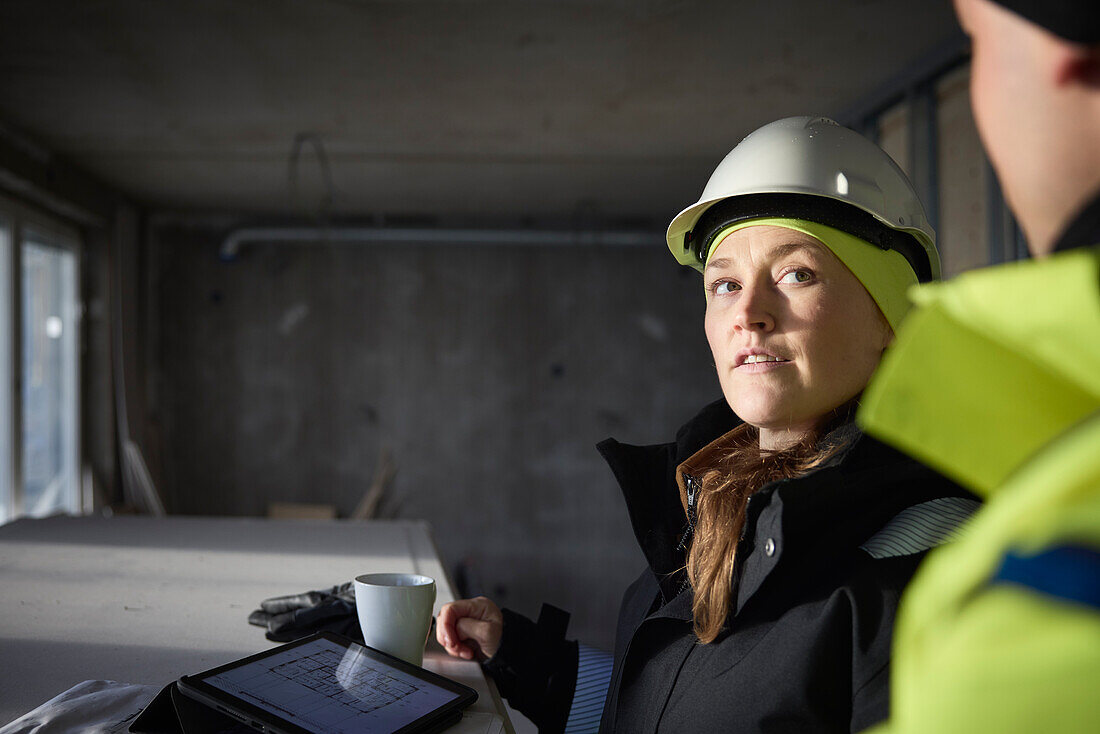 Ingenieure unterhalten sich auf der Baustelle