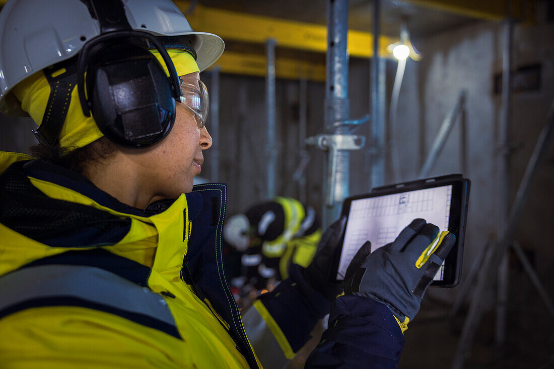 Ingenieur auf der Baustelle mit digitalem Tablet