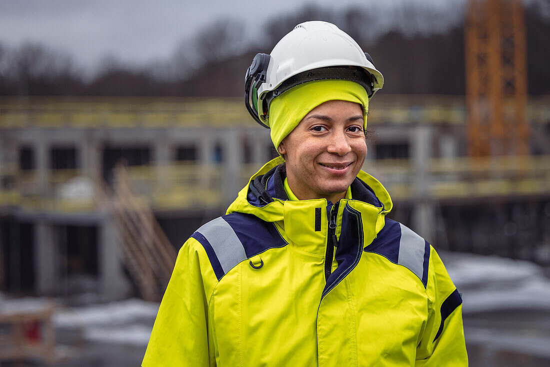 Ingenieurin auf der Baustelle