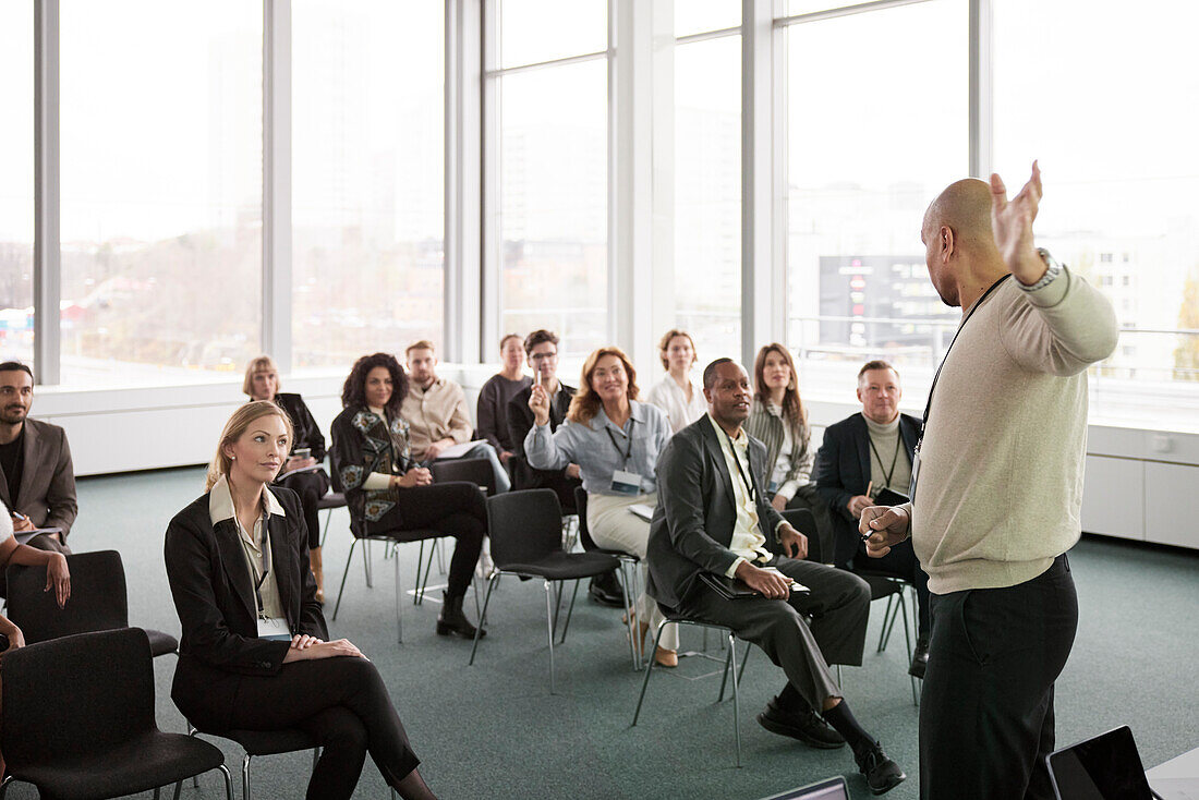 Ein Mann hält eine Präsentation während eines Geschäftsseminars