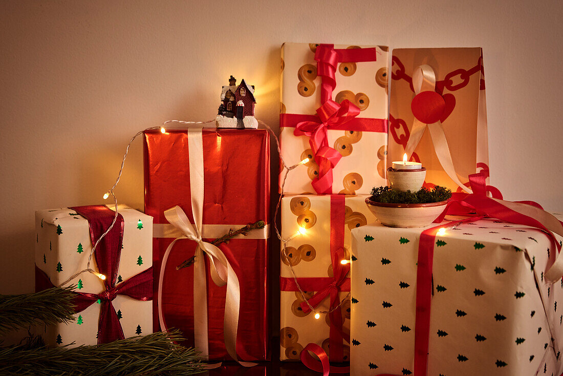 Weihnachtsgeschenke und verschiedene Dekorationen