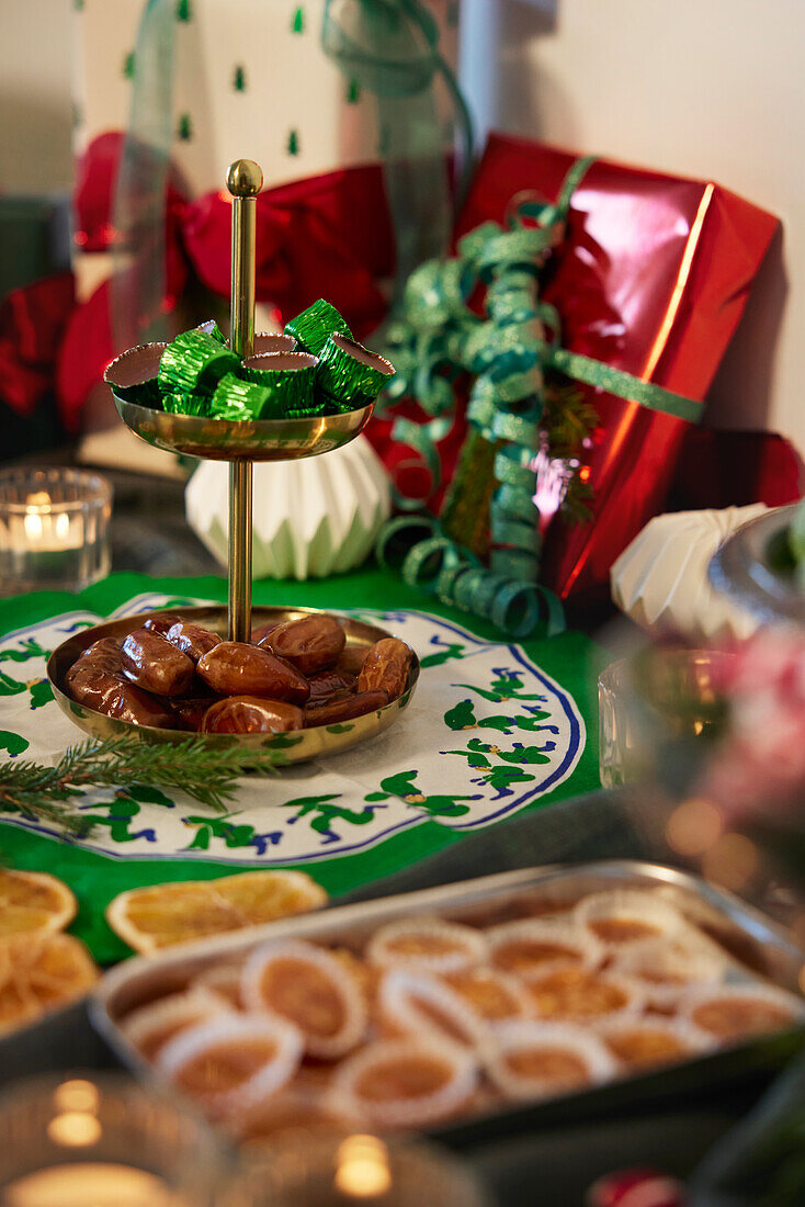 Verschiedene Weihnachtssüßigkeiten und -dekorationen