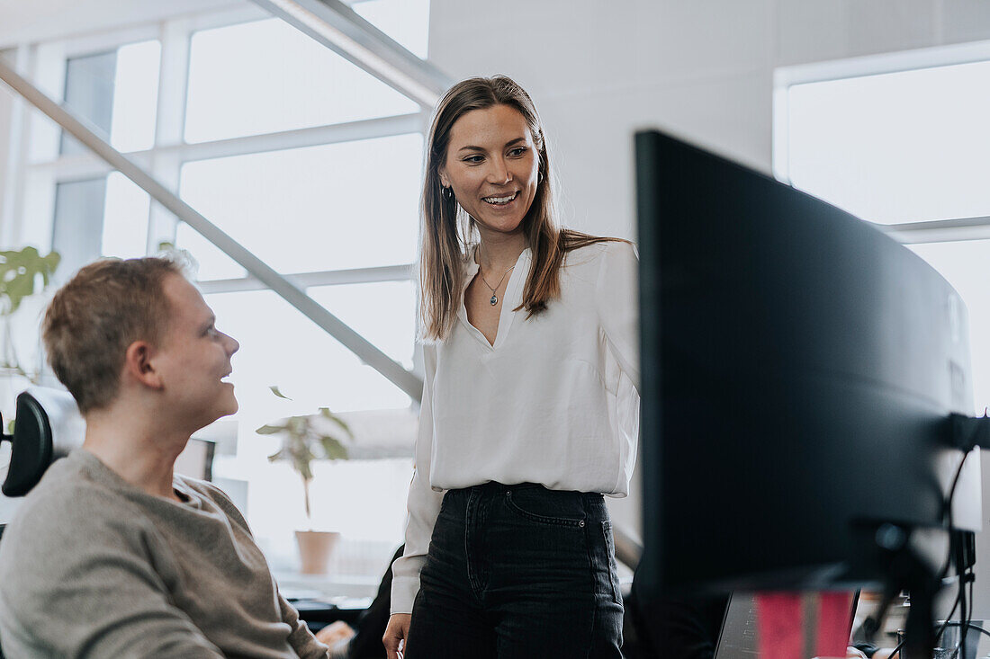 Mann und Frau im Gespräch im Büro