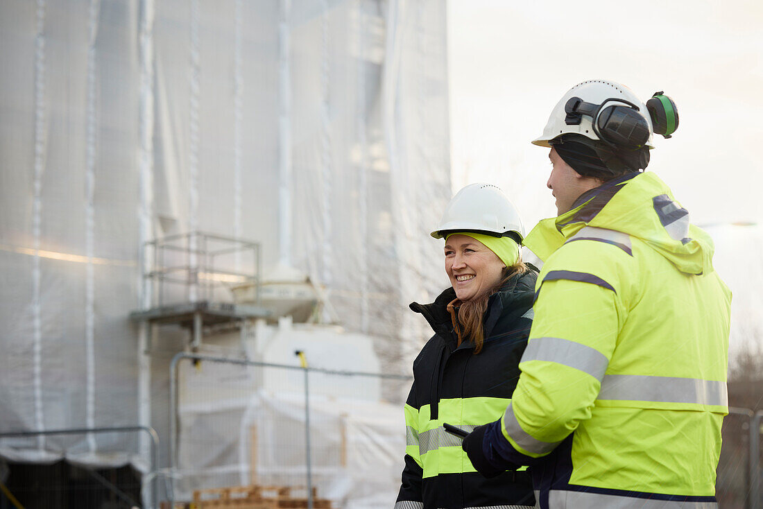 Ingenieure im Gespräch auf der Baustelle