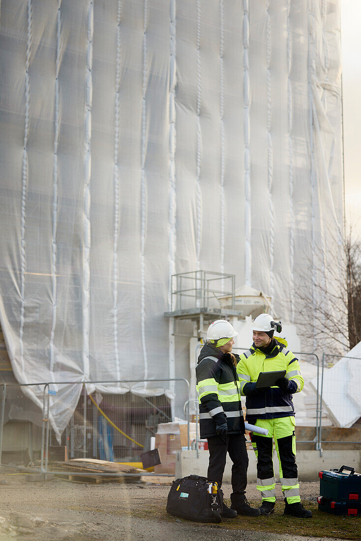 Ingenieure im Gespräch auf der Baustelle